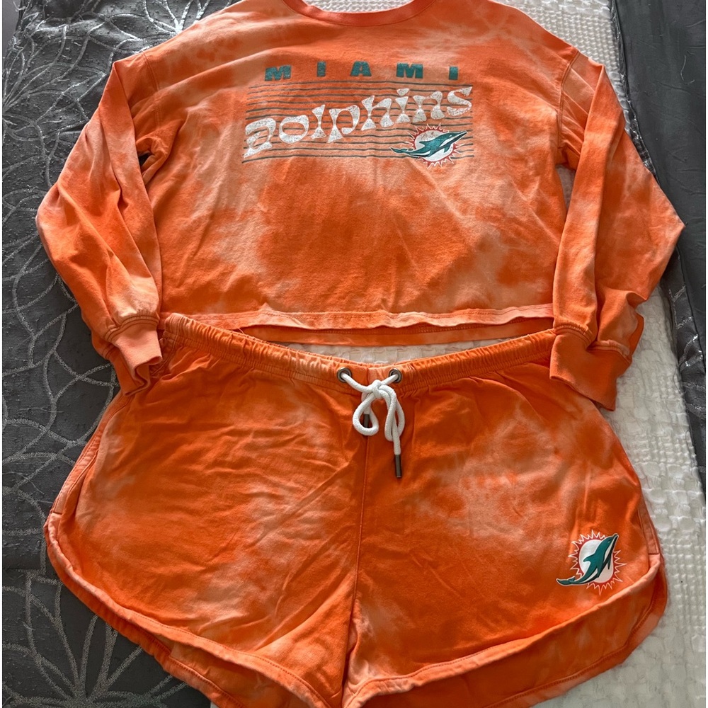 WEAR by Erin Andrews Miami Dolphins Tie-die cropped shirt and shorts lounge set.